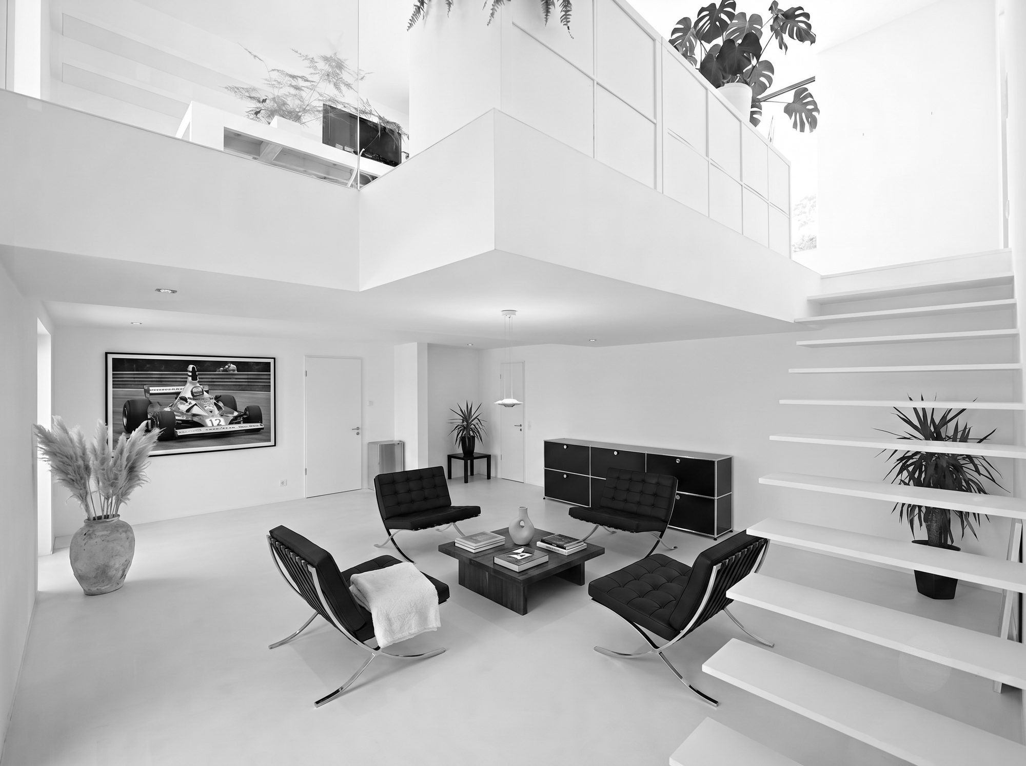 B_77 Studio in Siegen – heller Loft mit freitragender Treppe, Galerie und Lounge